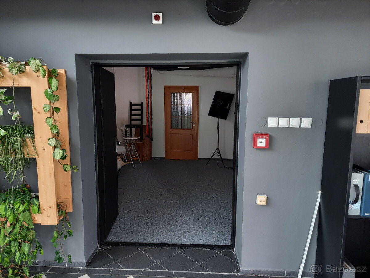 Prosklená prodejna se skladem v Kolíně - 13