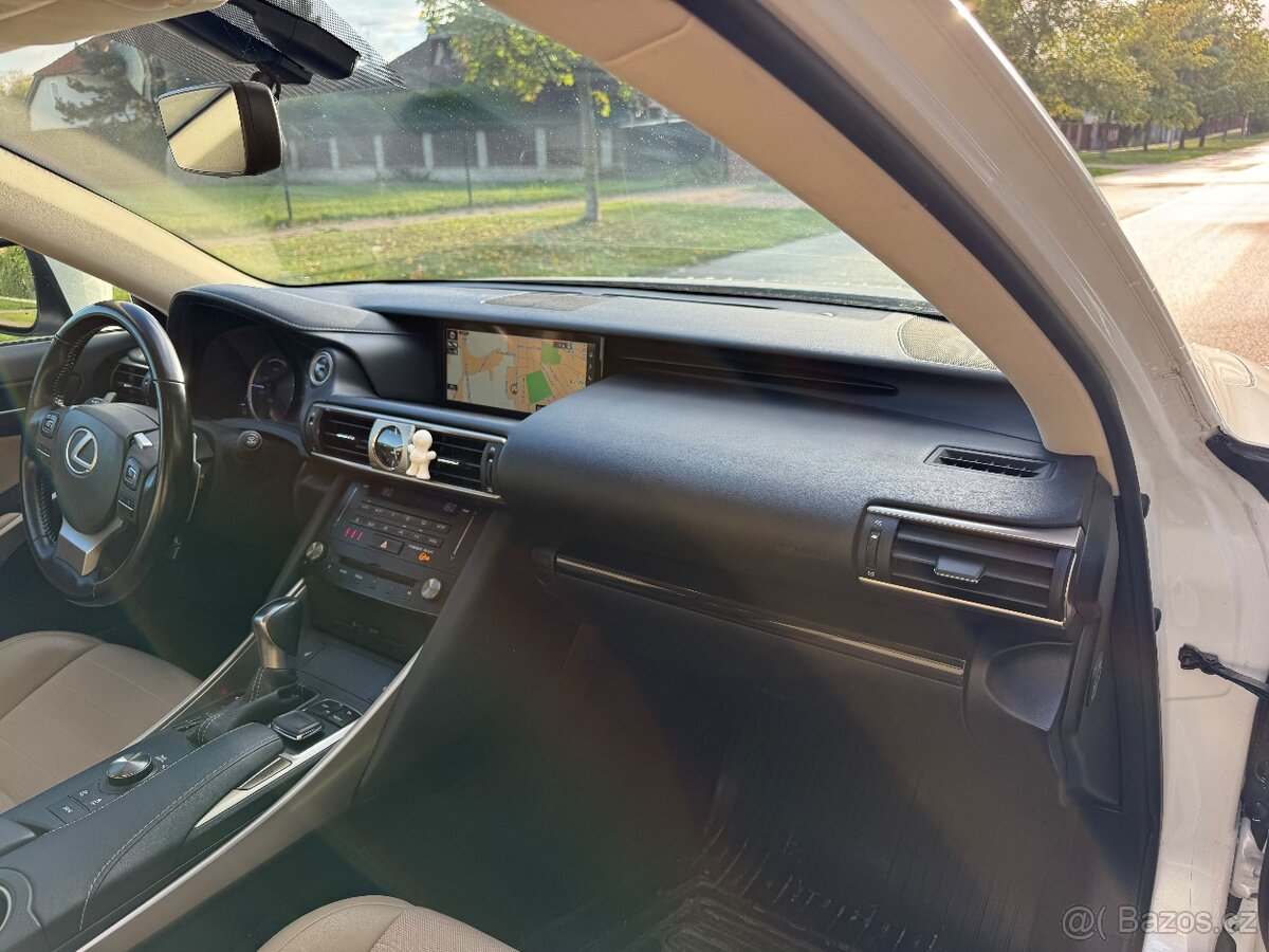 Lexus IS 300h - 13