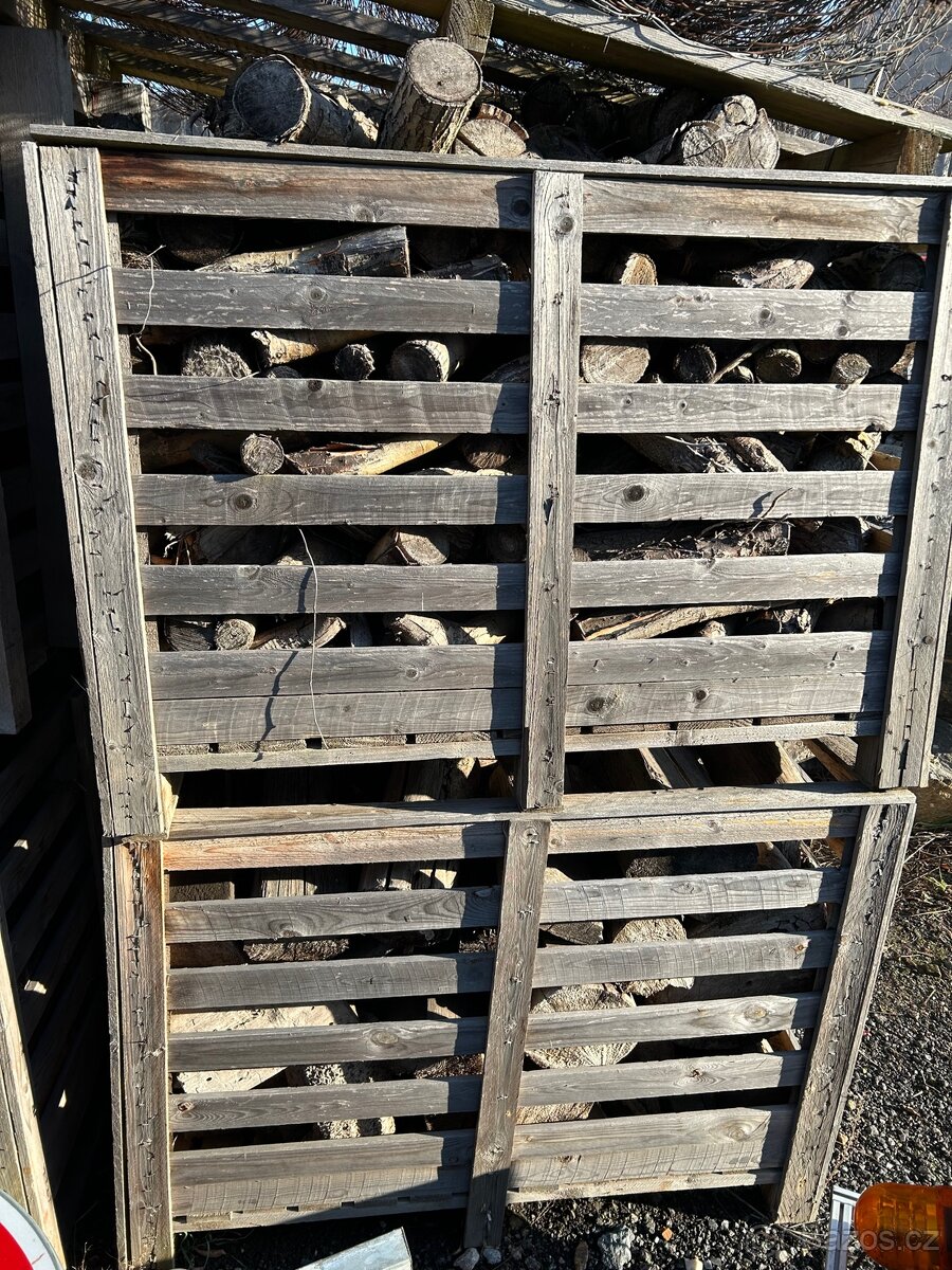 Pískovec, cihly, dřevo, palety - 13