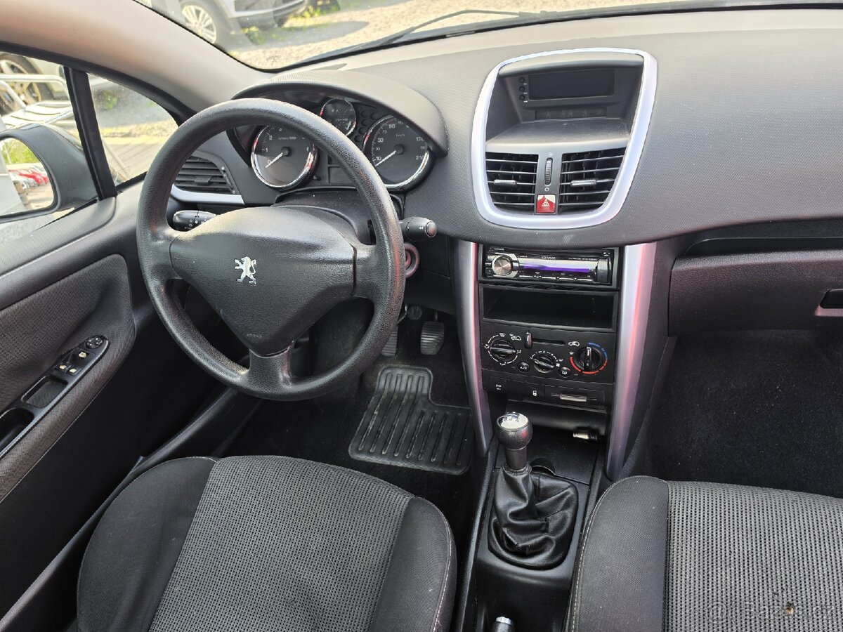 Peugeot 207
1.6 i - 13