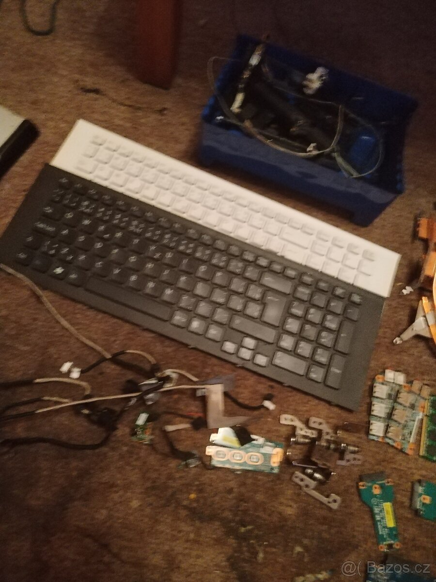 Prodávám díly na notebook Sony - 13