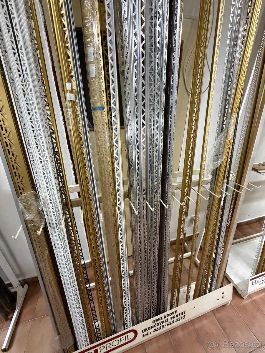 Soubor materiálu (PVC profily, hliníkové profily - 13