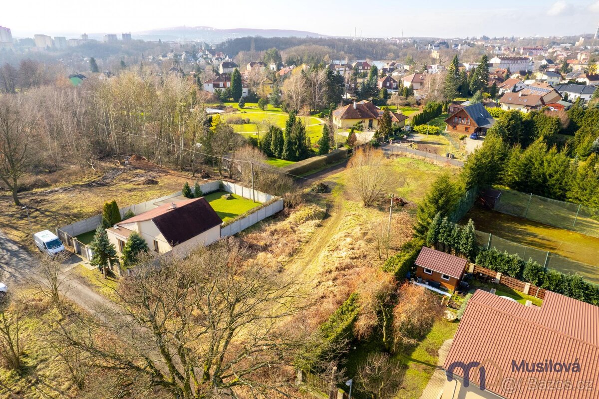 Prodej stavebního pozemku 1738 m2 - 13