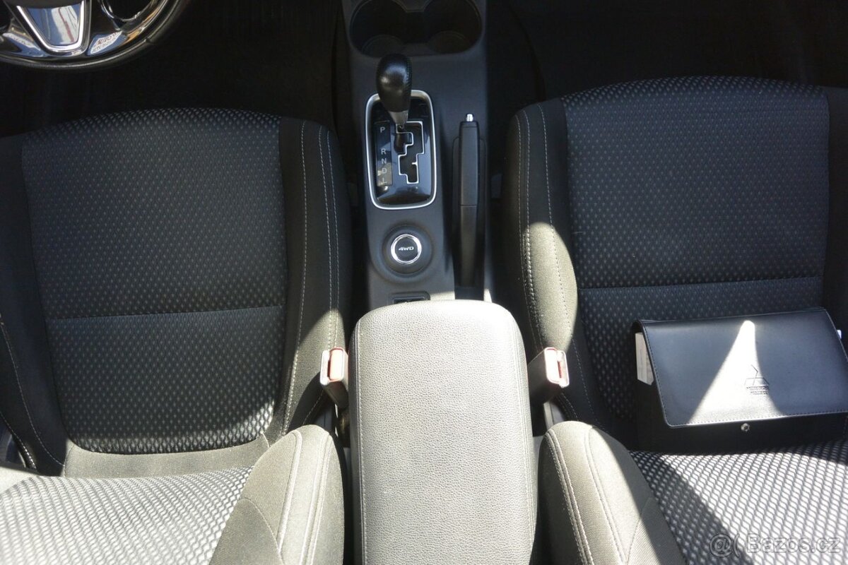 PRODÁM Mitsubishi Outlander 2.2 DI-D 4WD INTENSE, AUTOMAT - 13