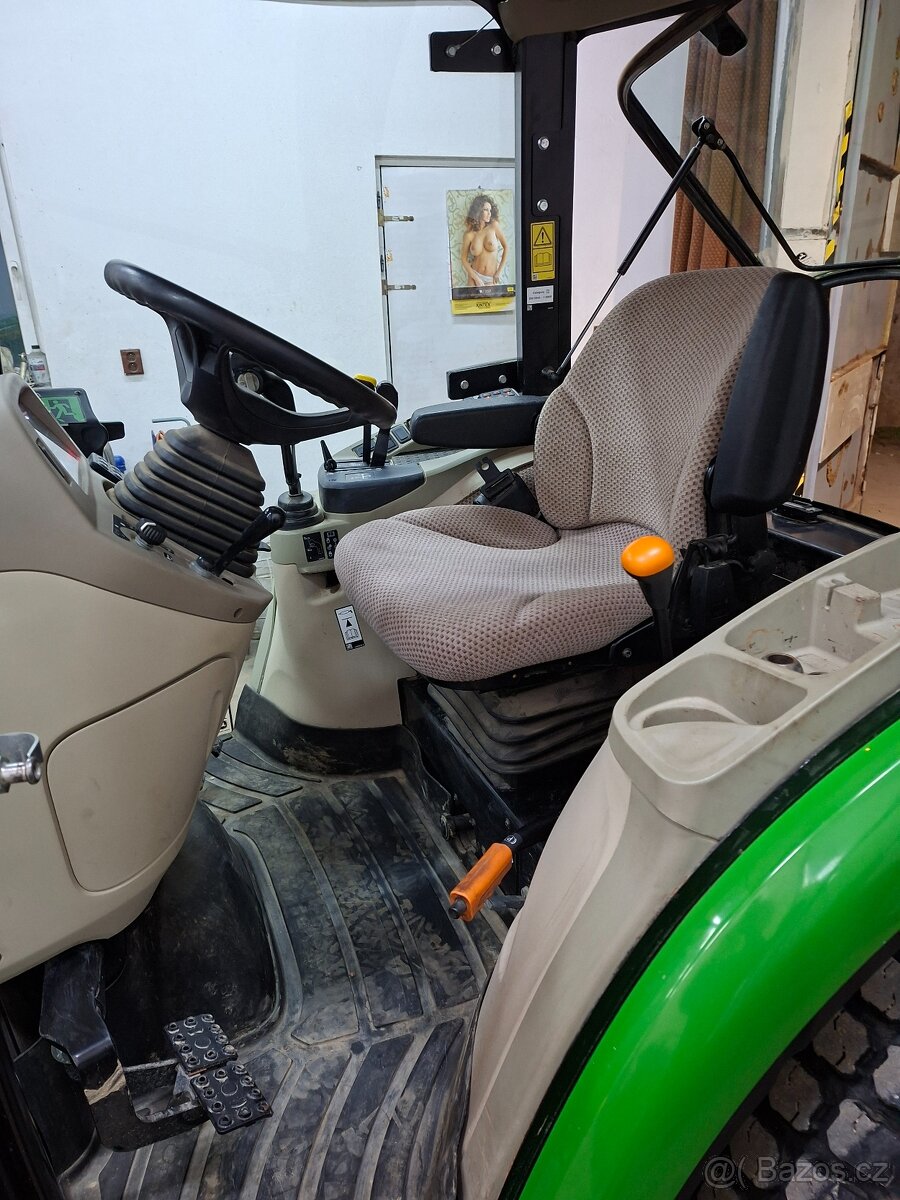 Traktor John Deere 3039R - 13