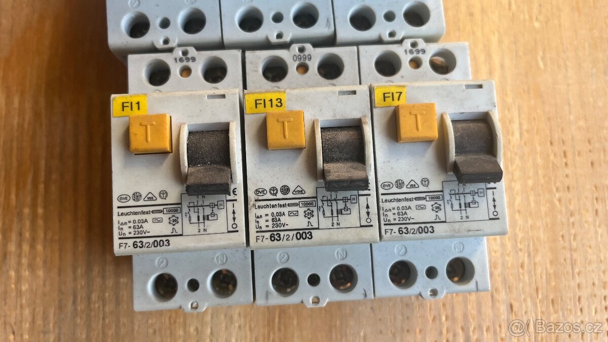 Jističe, pojistky, relé, stykače, proudové chrániče - různé - 13