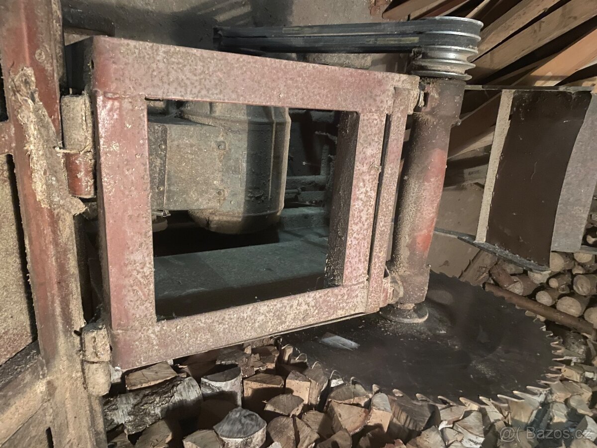 Kolebková pila,cirkulárka s pracovním stolem na řezání klád - 13