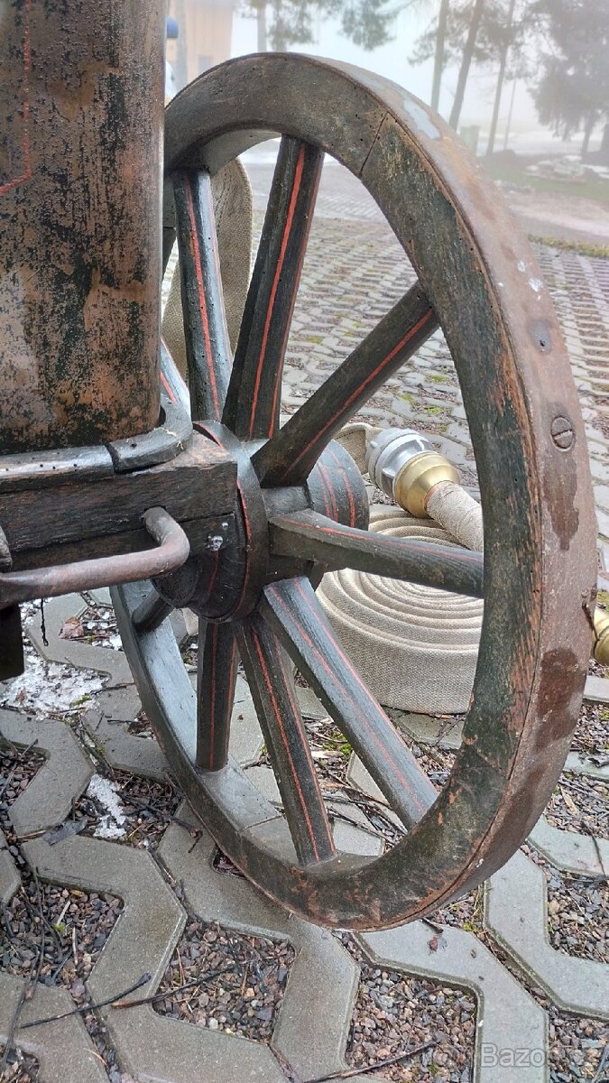 Historická dvoukolová ruční hasičská stříkačka - 13