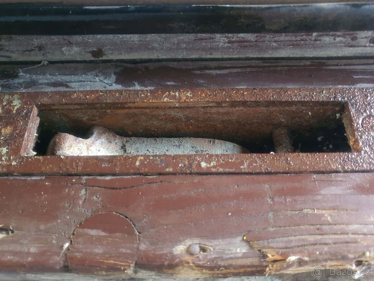 Bezpečnostní dveře. Staré kovové dveře. . - 13