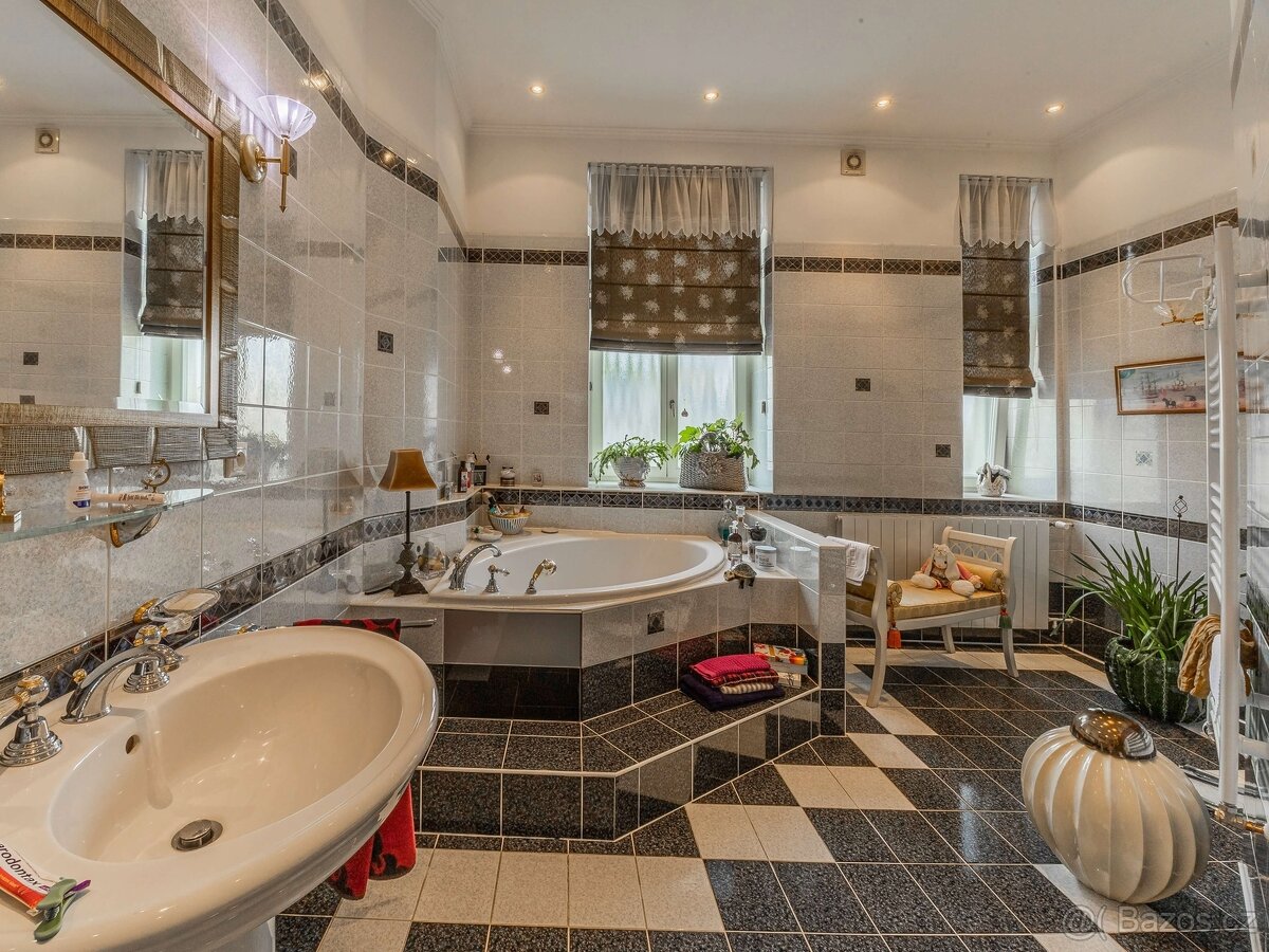 Prodej celopodlažního bytu 4+1 (162 m²) + sklep cca 9 m², Ur - 13