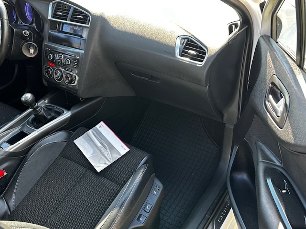 Citroen C4 exclusive 1.6HDi, r.2011, 2.maj., serviska, STK - 13