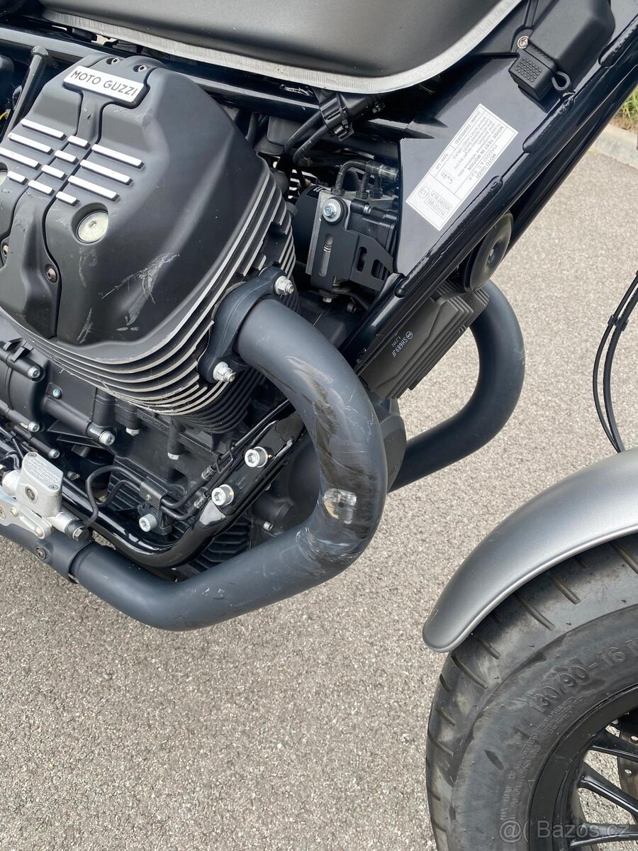 Moto Guzzi V9 Bobber - 13