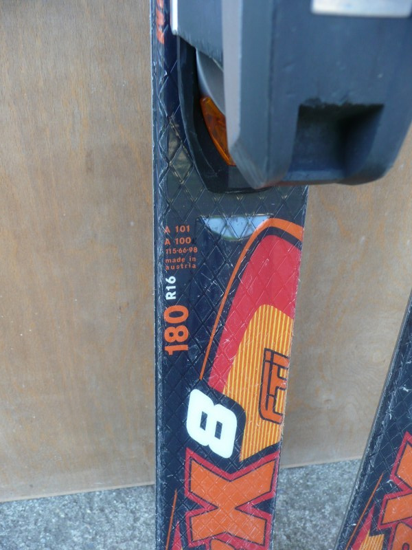 Tři páry značkových lyží - 13