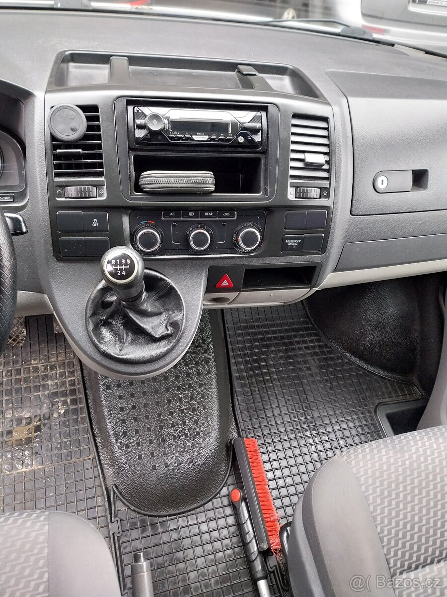 Volkswagen Caravelle Long 2.0 TDI (2011) - 13