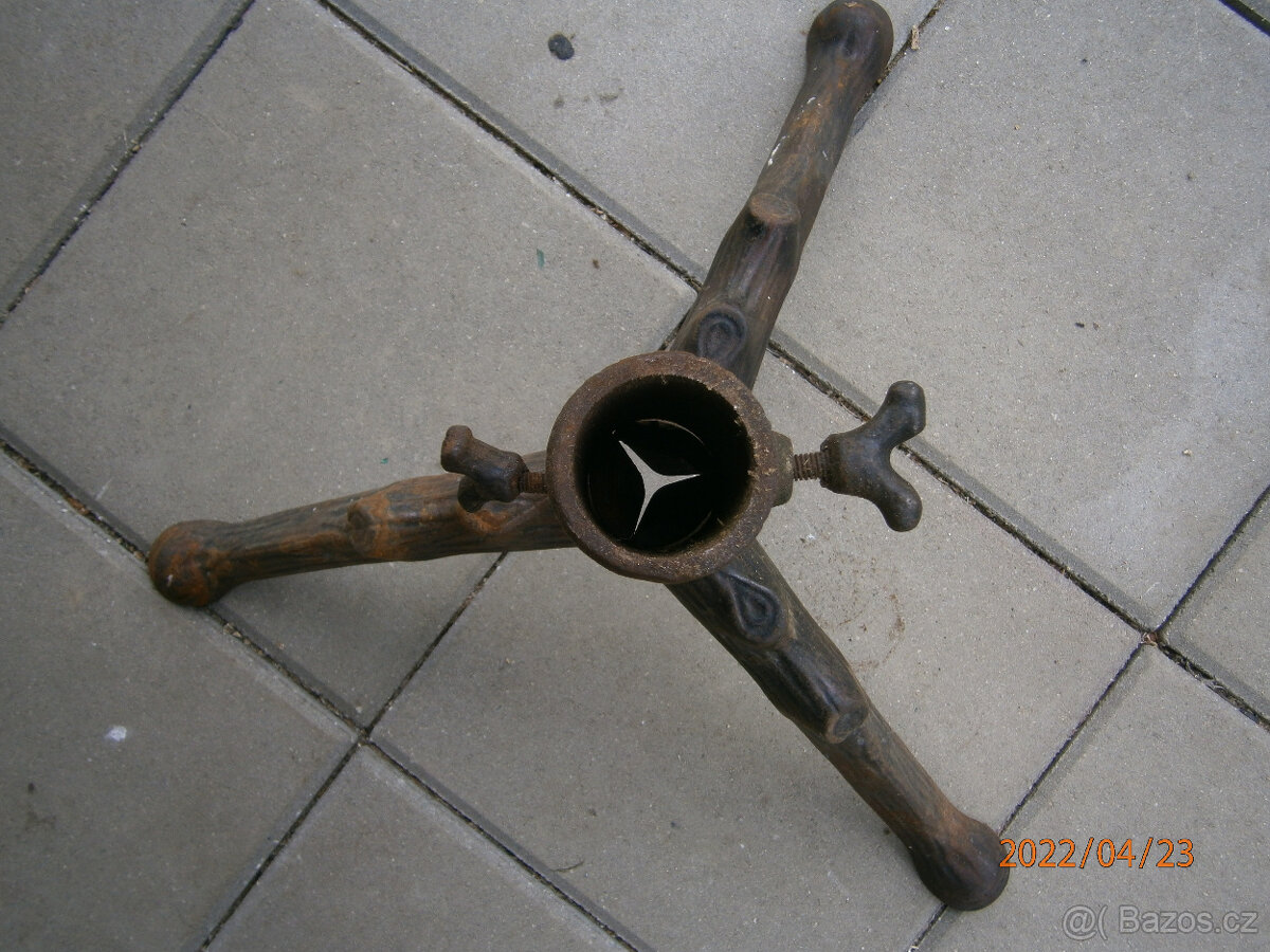 retro vánoční ozdoby,litinový stojan na stromek - 13