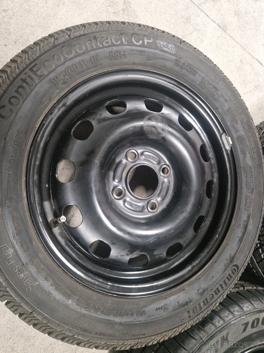 Rezervy Ford - nepoužité - 2x R15 a 1x R14 - 13