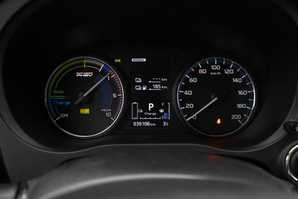 Mitsubishi Outlander 2.4l PHEV CVT - 13