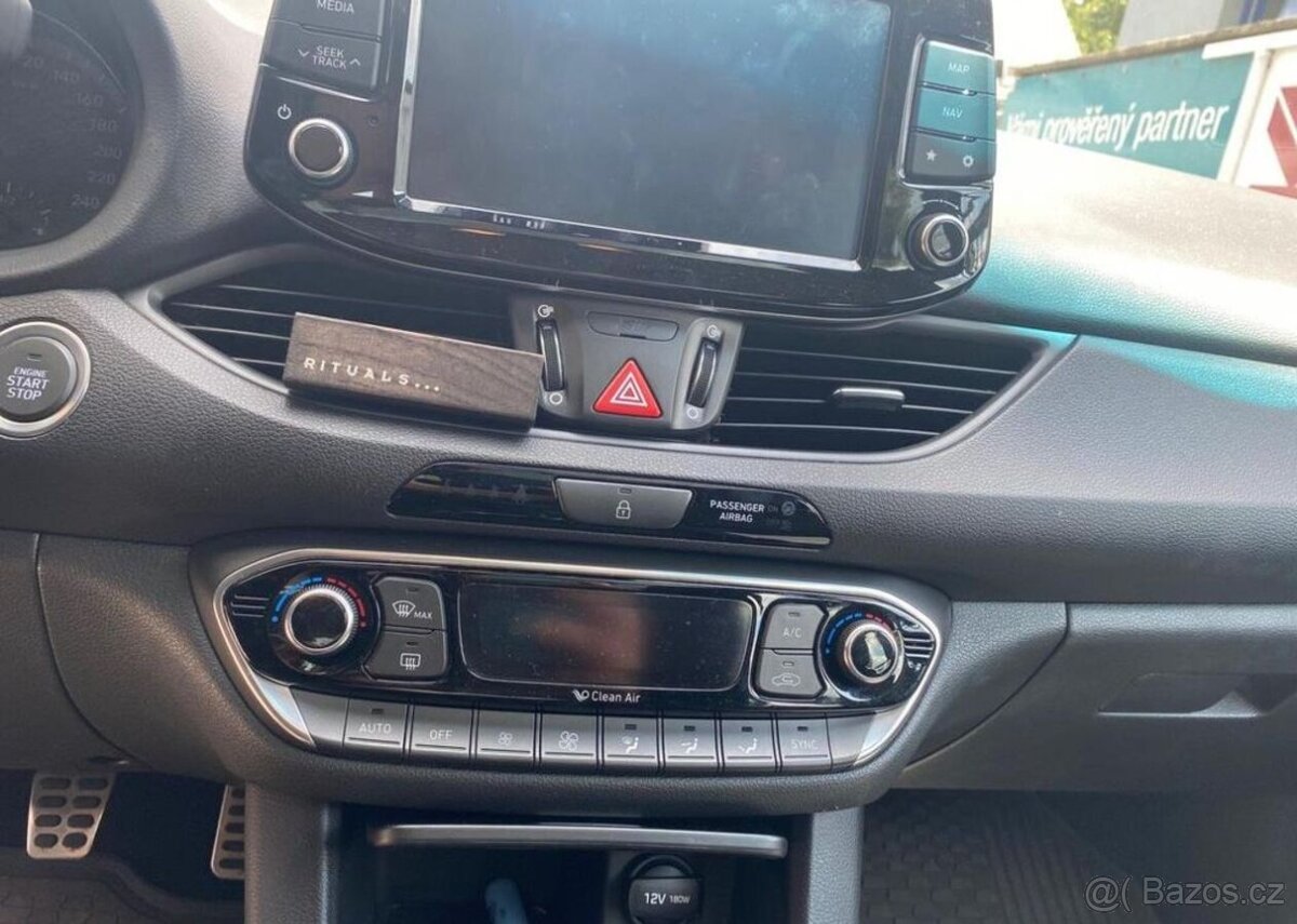 Hyundai i30 1.4 - PREMIUM - NÍZKÉ KM - 13