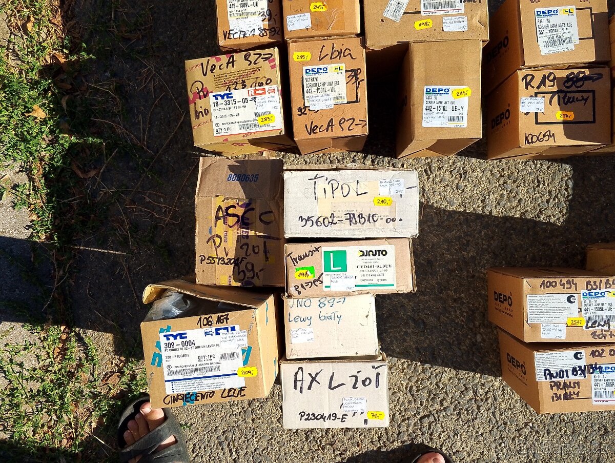 Různé díly kryty blinkrů světel - 13