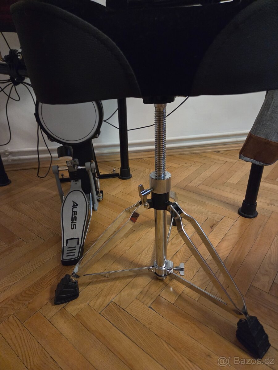 Set el. bicí Alesis Nitro Pro + židle + sluchátka. Stav nov - 13