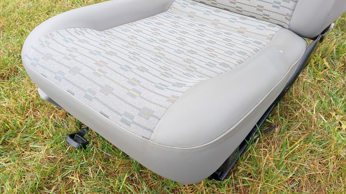 Volkswagen Transporter T5 – Sedadlo řidič - 13