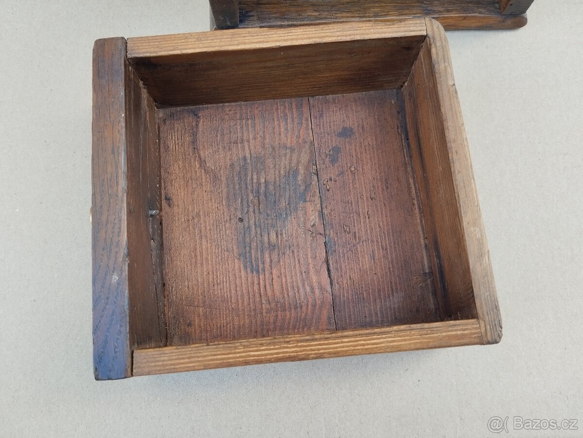 Obrovský velice zajímavy a velmi starý mlýnek na kávu - 13