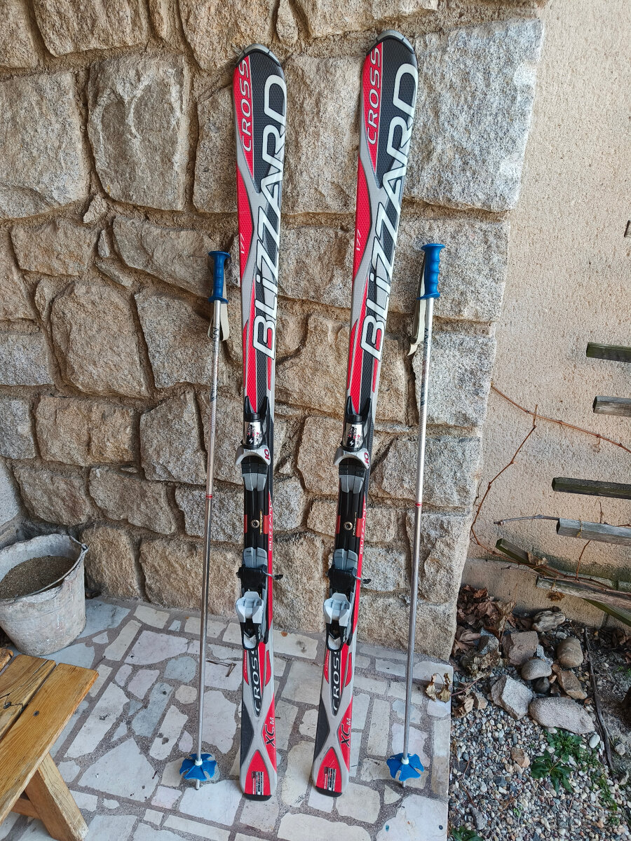 Prodám velmi zachovalou lyžařskou soupravu použitou tak 4x - 13