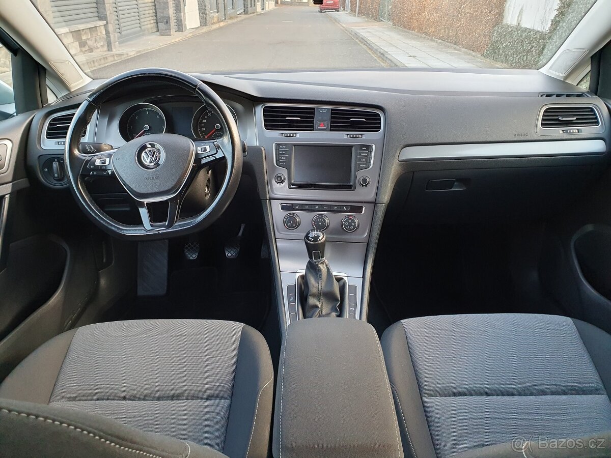 VOLKSWAGEN GOLF 1.6 TDI SERVISKA, DPH, NAVI, MOC HEZKÝ - 13