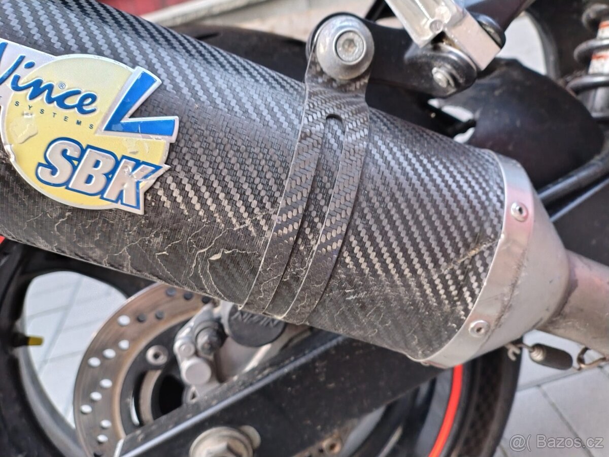 Suzuki gsr 750 - 13
