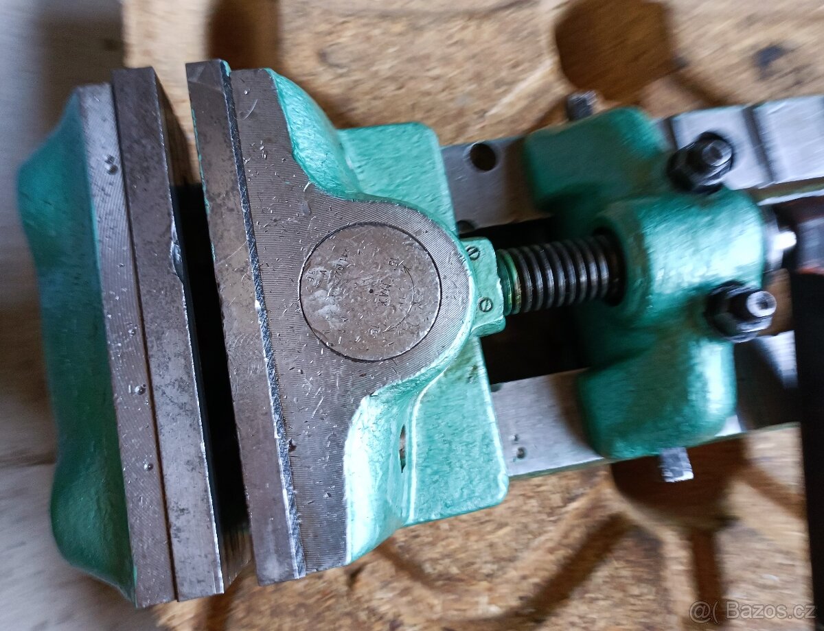 Masivní strojní svěrák 250mm - 13