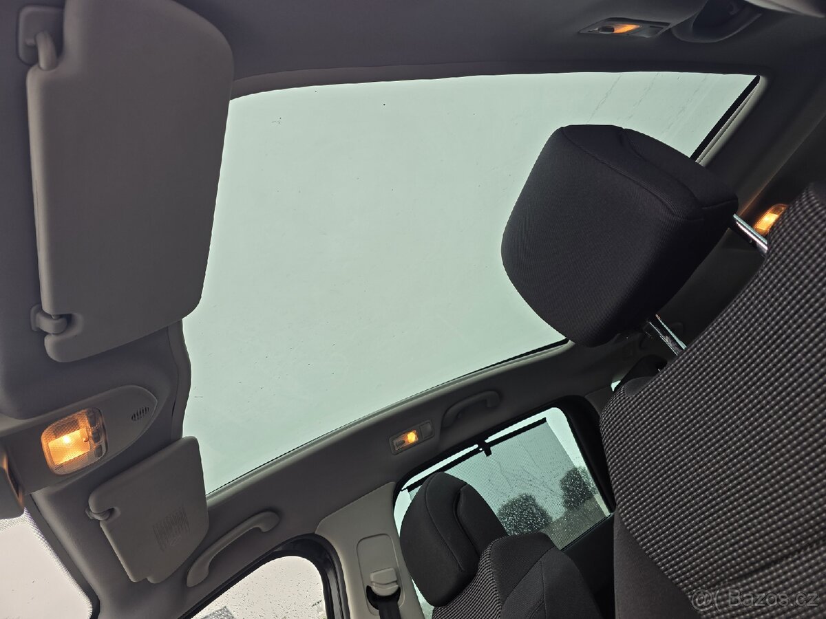 Peugeot 5008 7 míst - 13