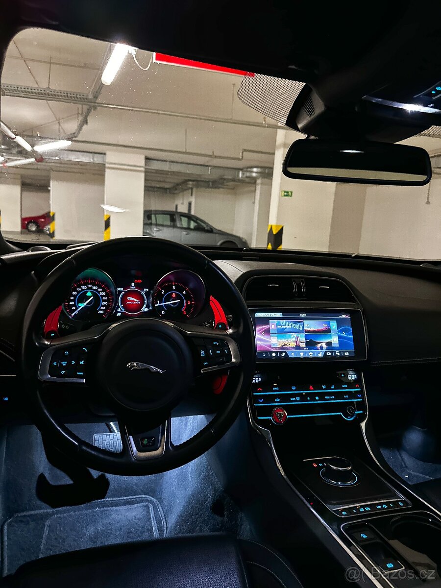 Jaguar XE 2.0D AWD R-SPORT - 13