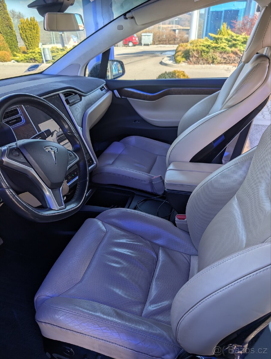 Tesla X 90D - 13