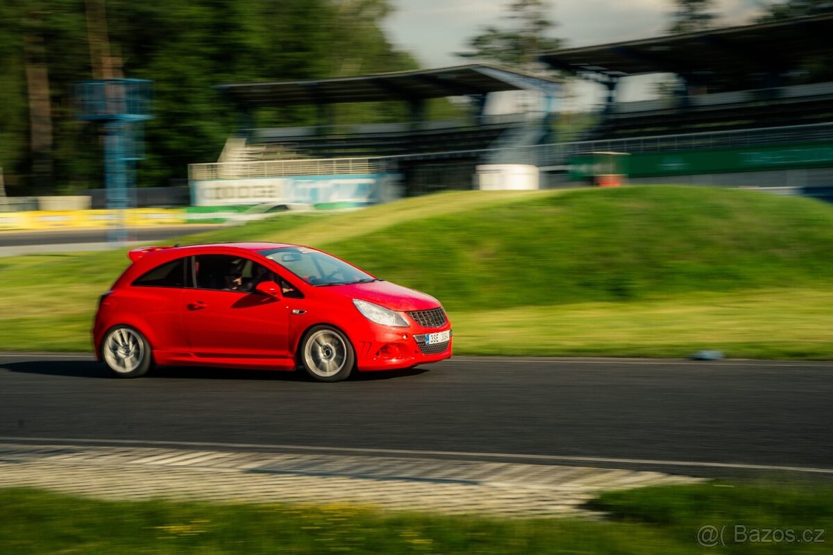 Opel Corsa OPC na okruhy - 13
