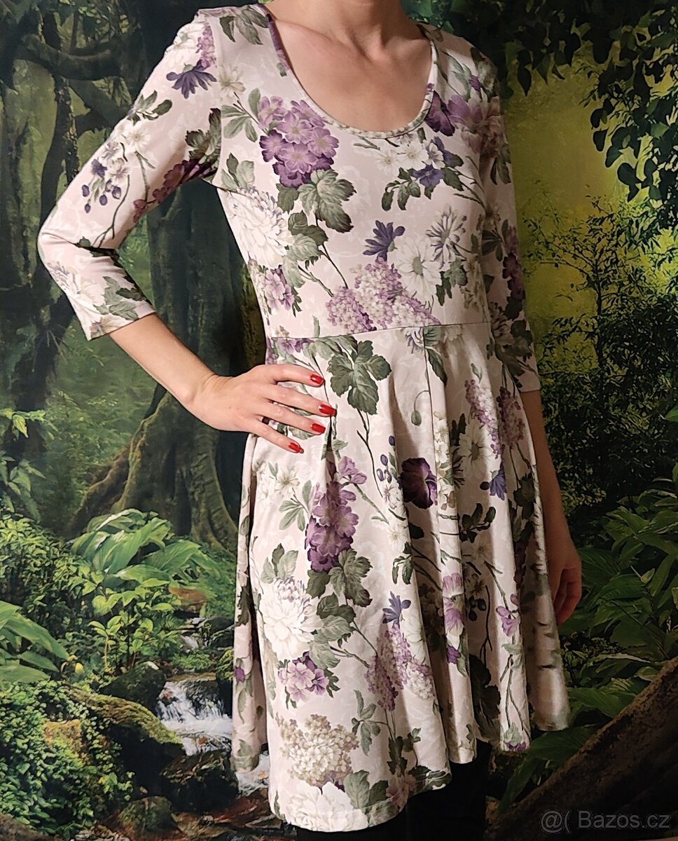 Set krásného oblečení šaty, kabát, triko - 13