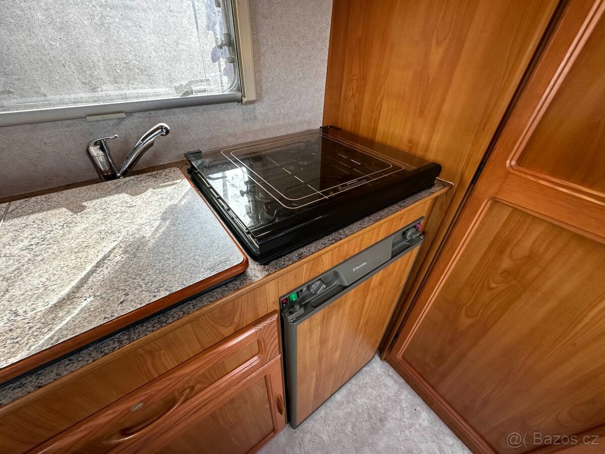 Karavan Hylander 380, stan, držák kol - 13