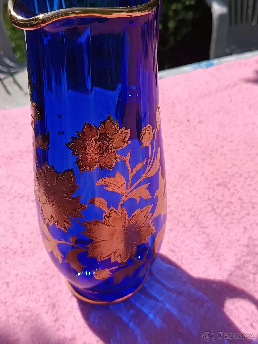 Modrý skleněný džbán se zlatými květinami - 13