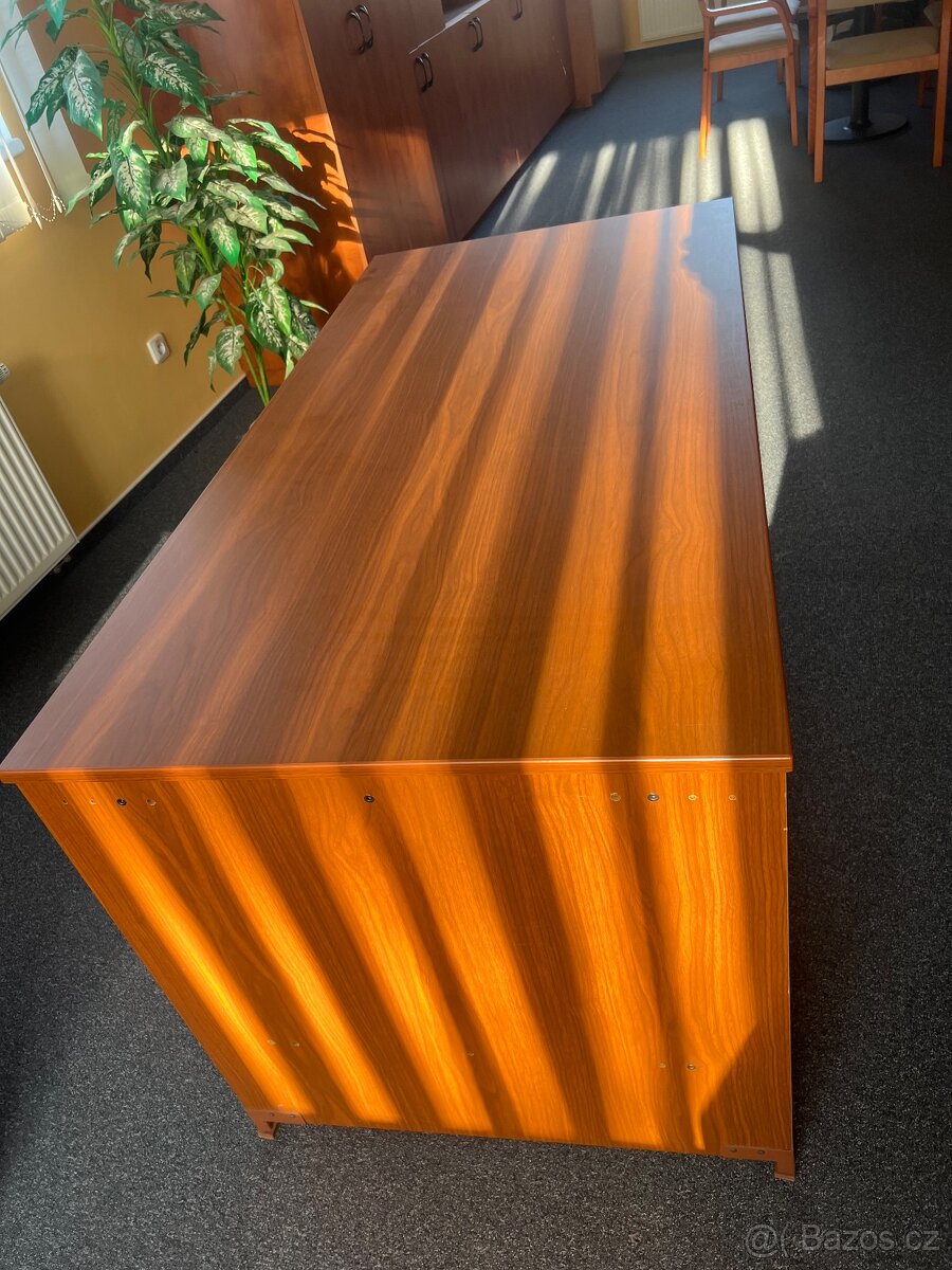 SET skříni a stolů s tmavým dřevěným dekorem - 13