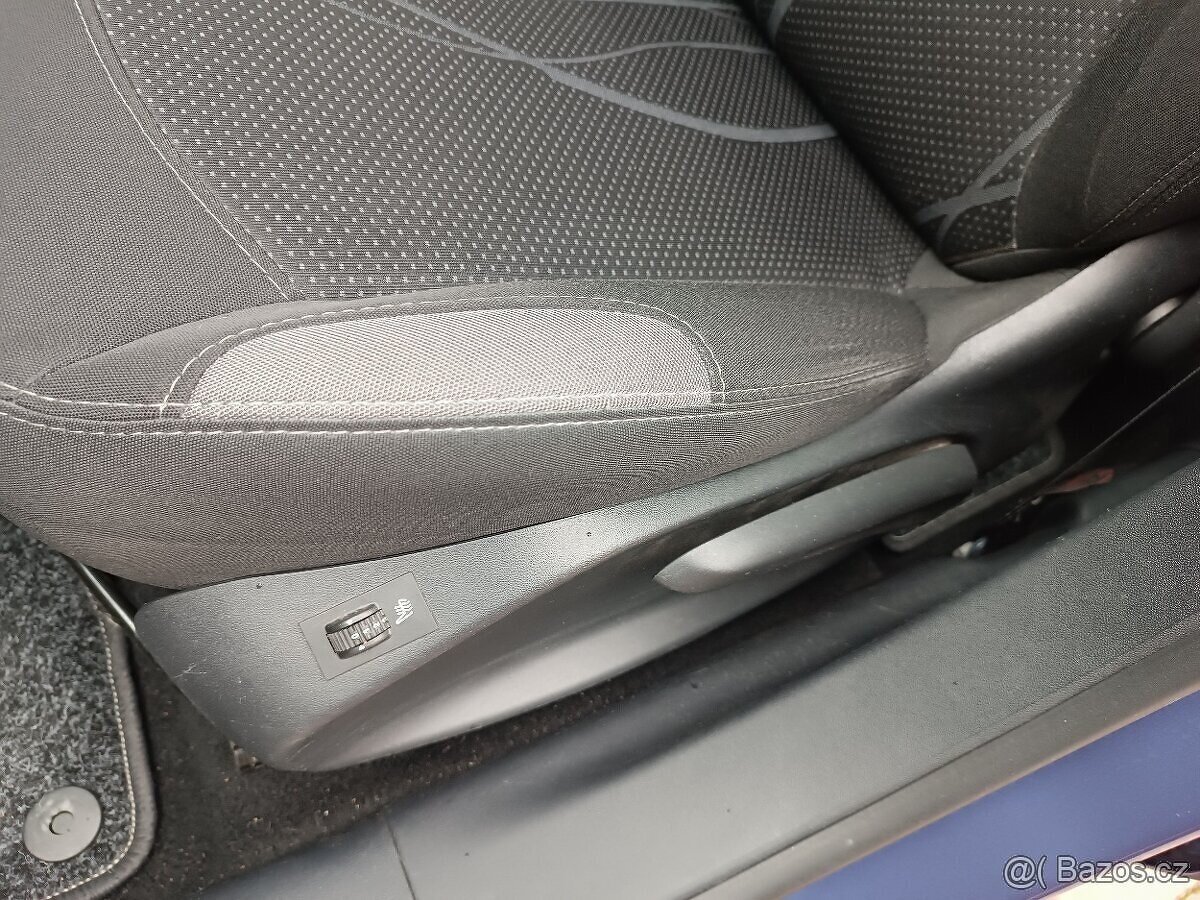 Peugeot 208, najeto 61 TKM, metal. lak, motor 1,2 benzin - 13