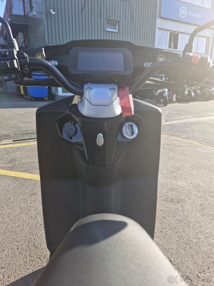 PIAGGIO 1 L3 E5 - předváděcí motocykl - 13