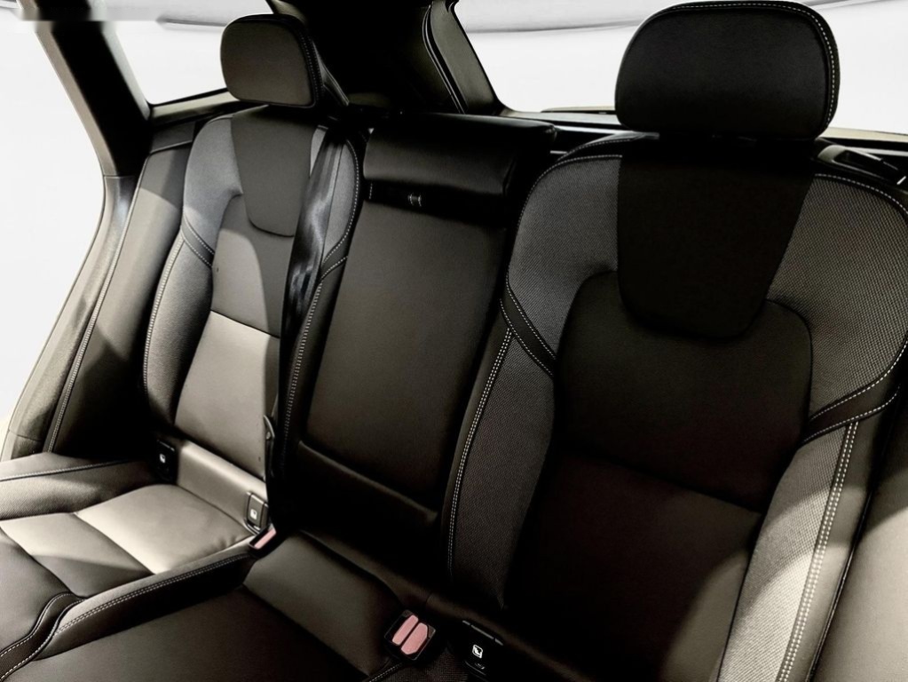 Volvo XC60,B5 PLUS BLACK + 4SERVIS/ZÁRUKA 4 - 13