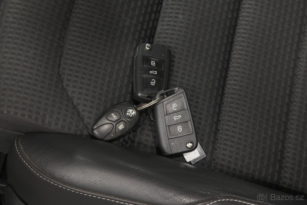 VW Golf VII 1.6 TDI 81kW DSG WEBASTO, r.v. 2016, pravidelný - 13