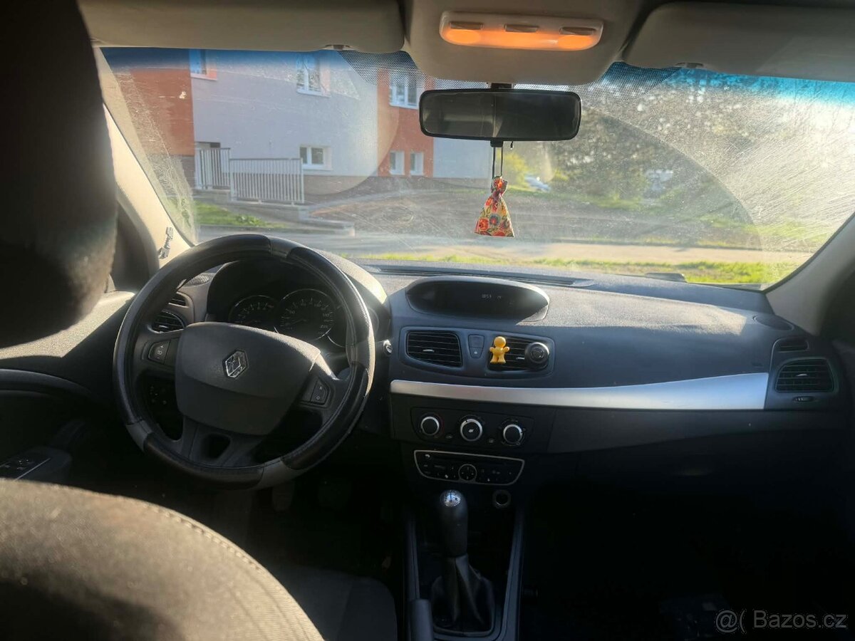 Renault Fluence 1.6i - 13