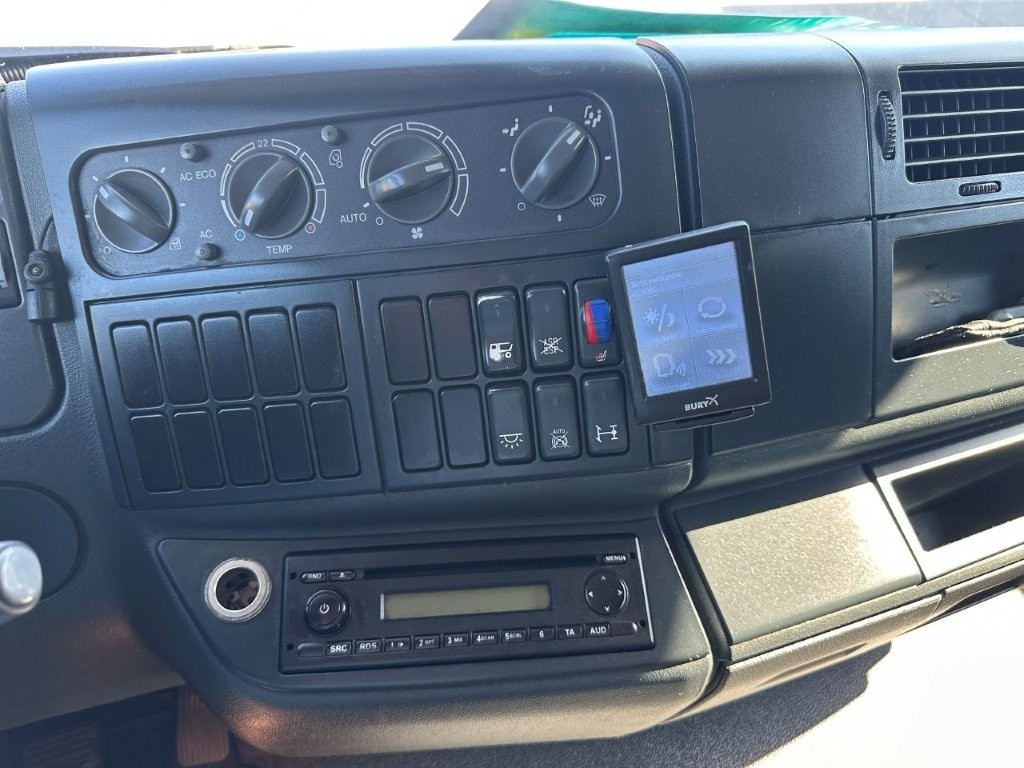 MAN TGM 18.290 se shrnovací plachtou a čelem - 13