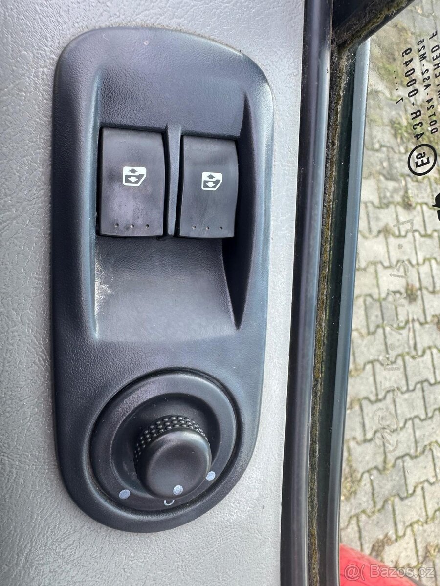 RENAULT TRAFIC 2.5DCI 107KW LONG 2X ŠOUPAČKY MOD.2008 - 13