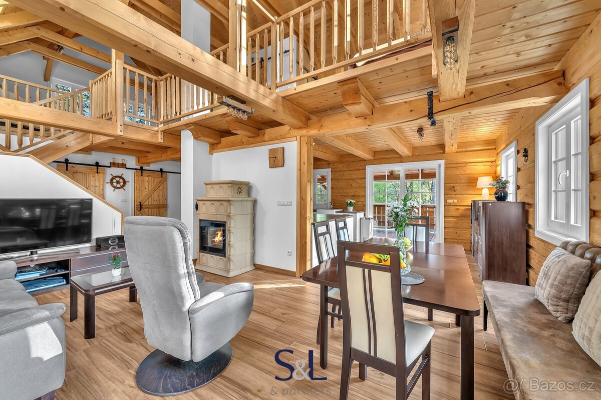 Dvě roubené novostavby na jednom pozemku s fotovoltaikou – ú - 13