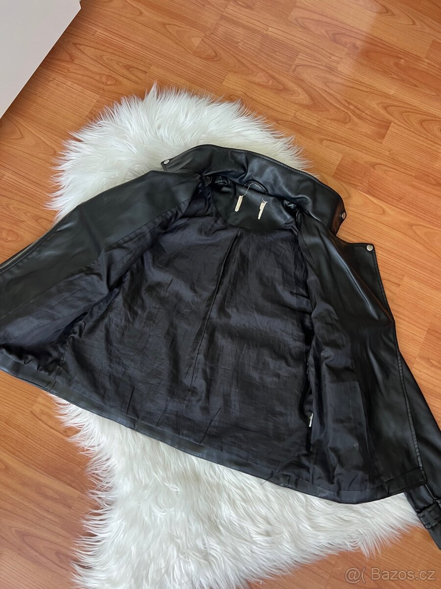 GUESS DÁMSKÝ KŘIVÁK BUNDA VEL.M - 13