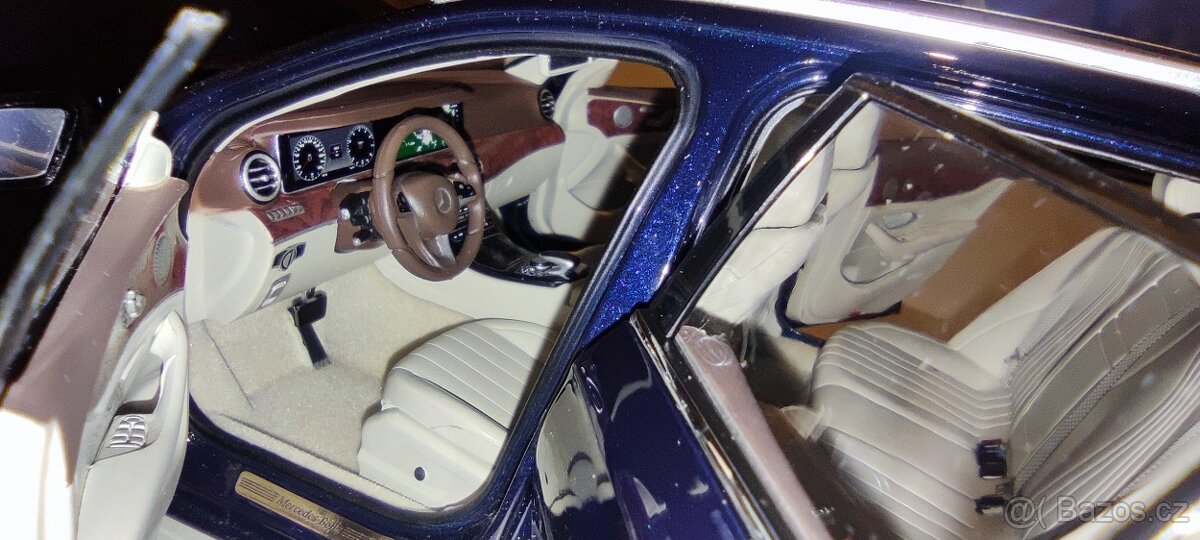 Mercedes-Benz E klasse 1:18 - 13