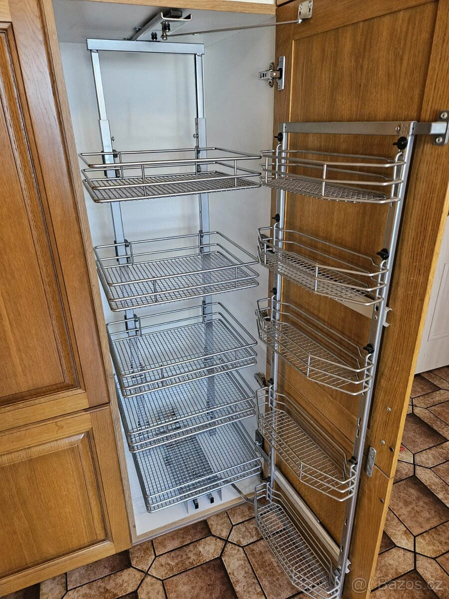 Krásná kuchyňská linka se spotřebiči - 13