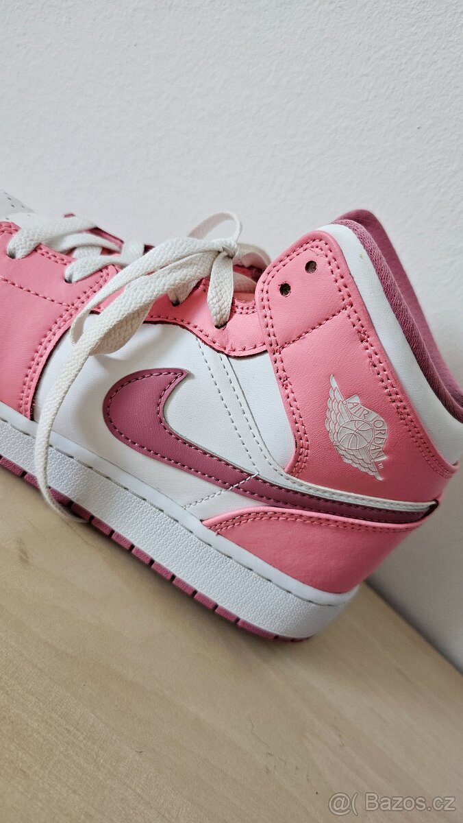 Nike Air Jordan 1 Mid Valentine's Day - 13